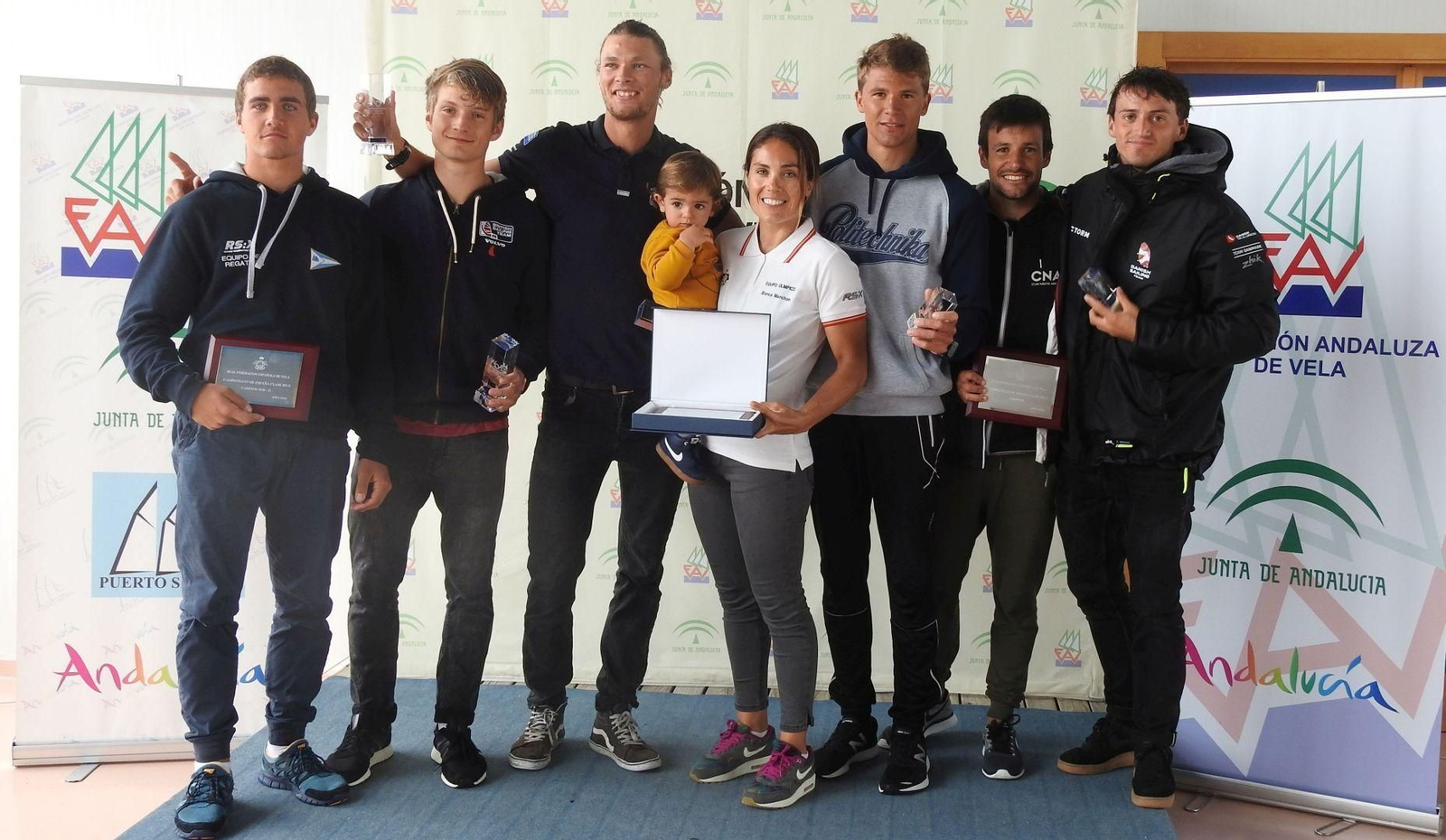 Foto de familia con los ganadores de las diferentes categorías de RS:X.