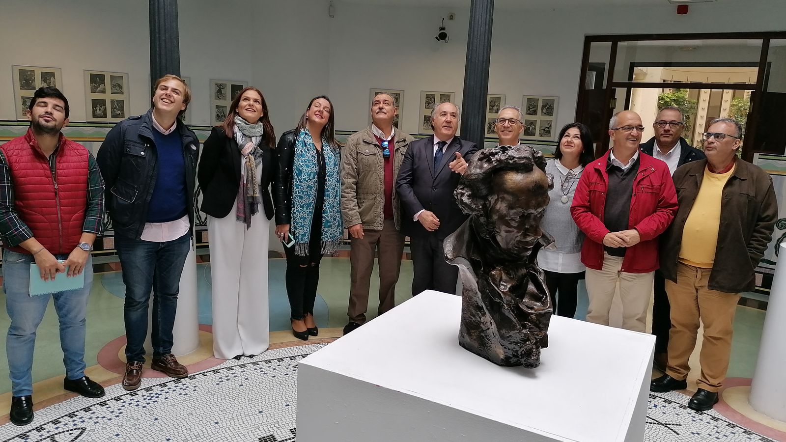 El busto de Goya, en el centro de la exposición durante su apertura en el Pérez Villalta