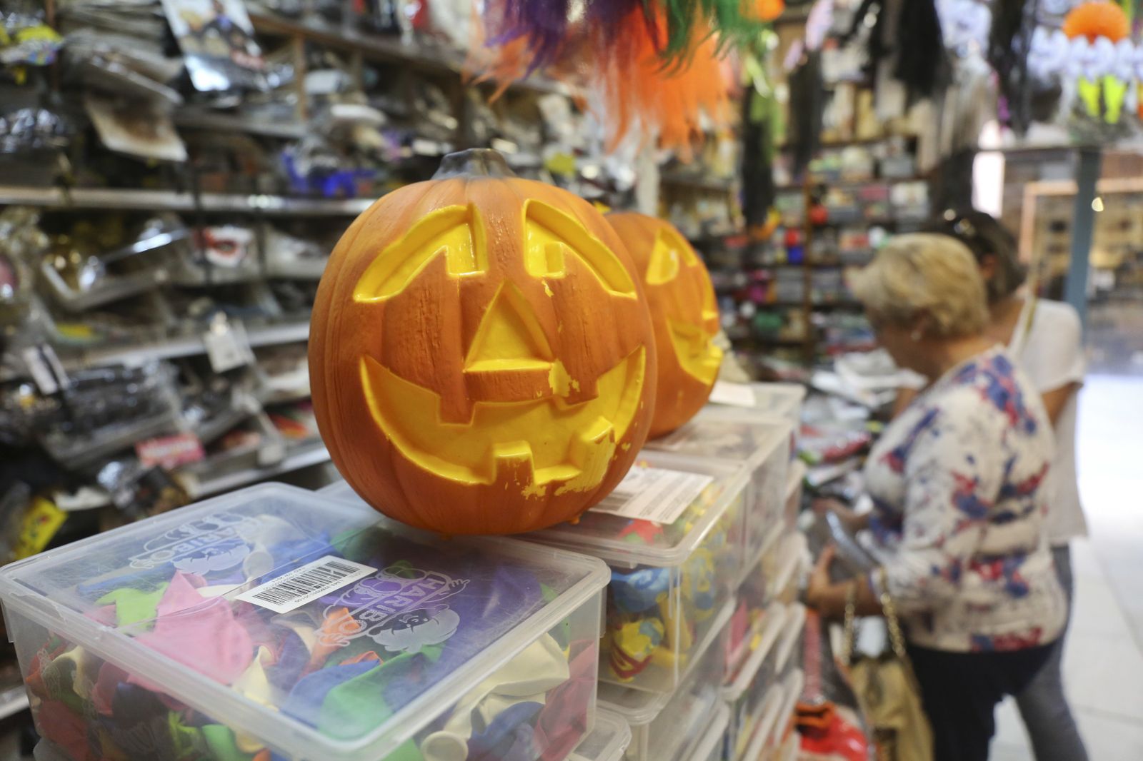 La calabaza, uno de los símbolos más reconocibles de Halloween , en la tienda de disfraces Luis Carrasquilla.