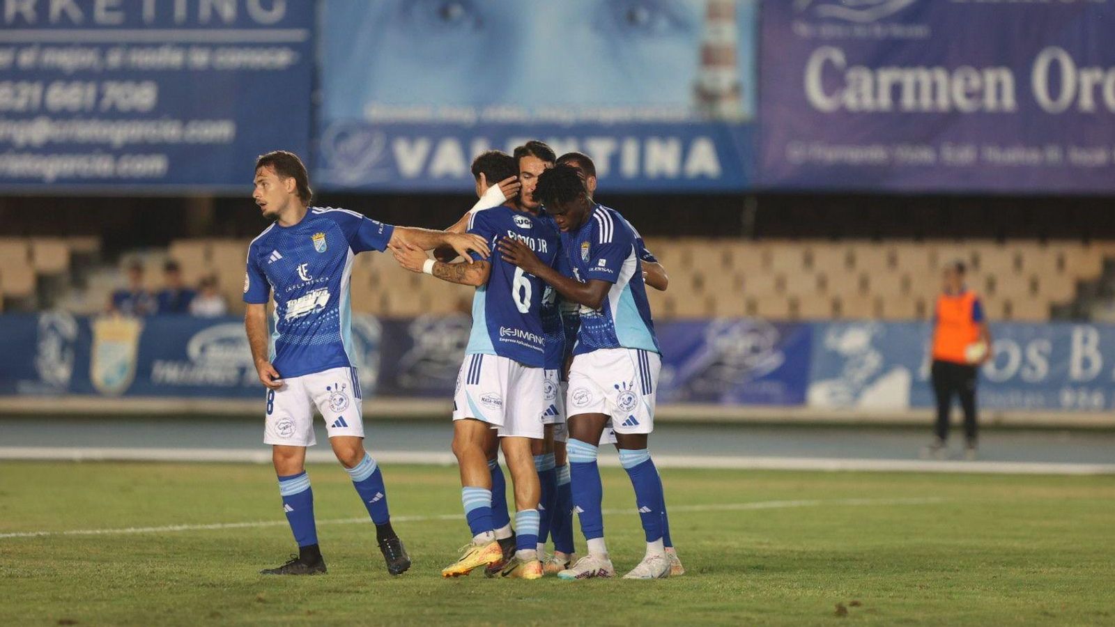 Los azulinos celebran el gol de Javi Rodríguez de cabeza tras un centro de Franco.