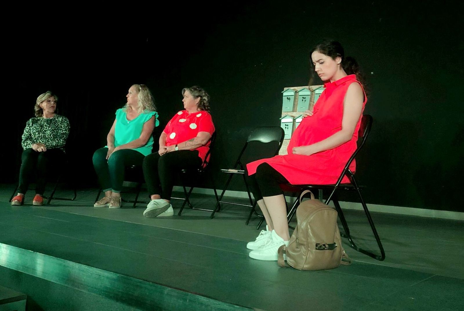 El texto habla sobre el maltrato que sufre una de las vecinas y sobre cómo tomarse la justicia por su mano.