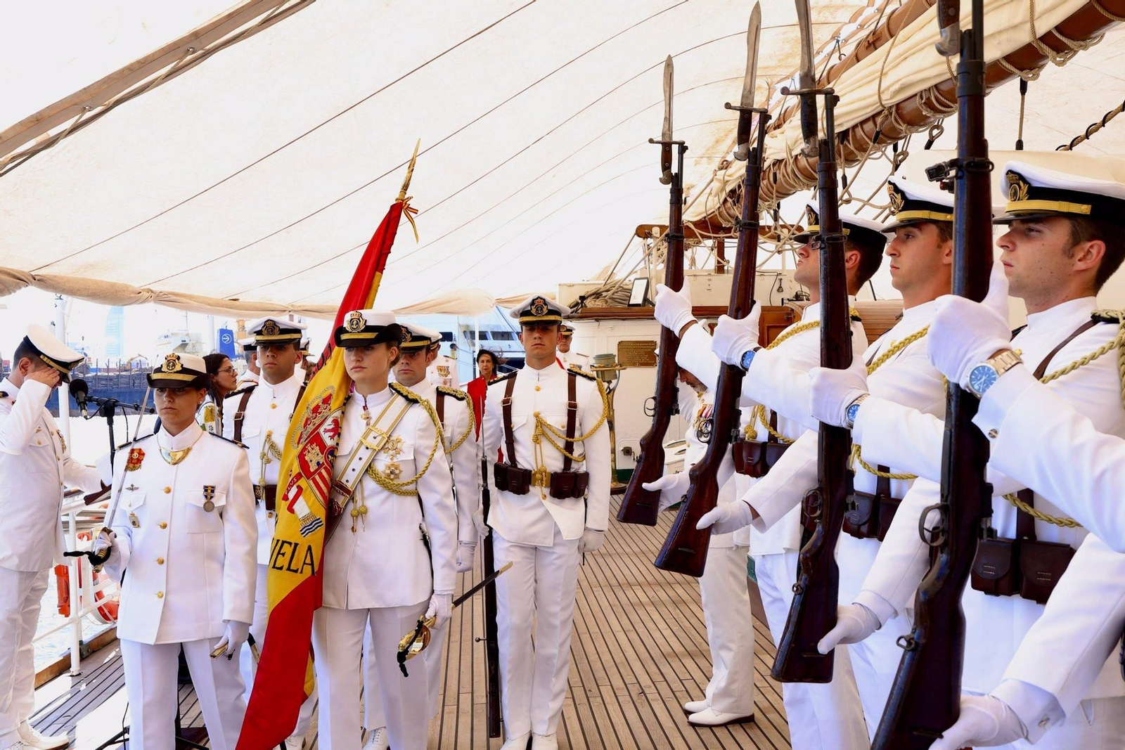 La Princesa Leonor como abanderada en la jura de bandera a bordo del buque escuela 'Juan Sebastián Elcano' durante su escala en Montevideo.