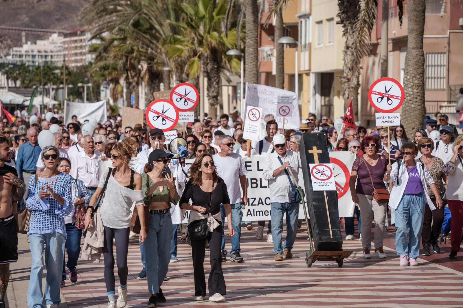 "La sanidad se defiende, gobierne quien gobierne", Almería se lanza a las calles por la sanidad pública