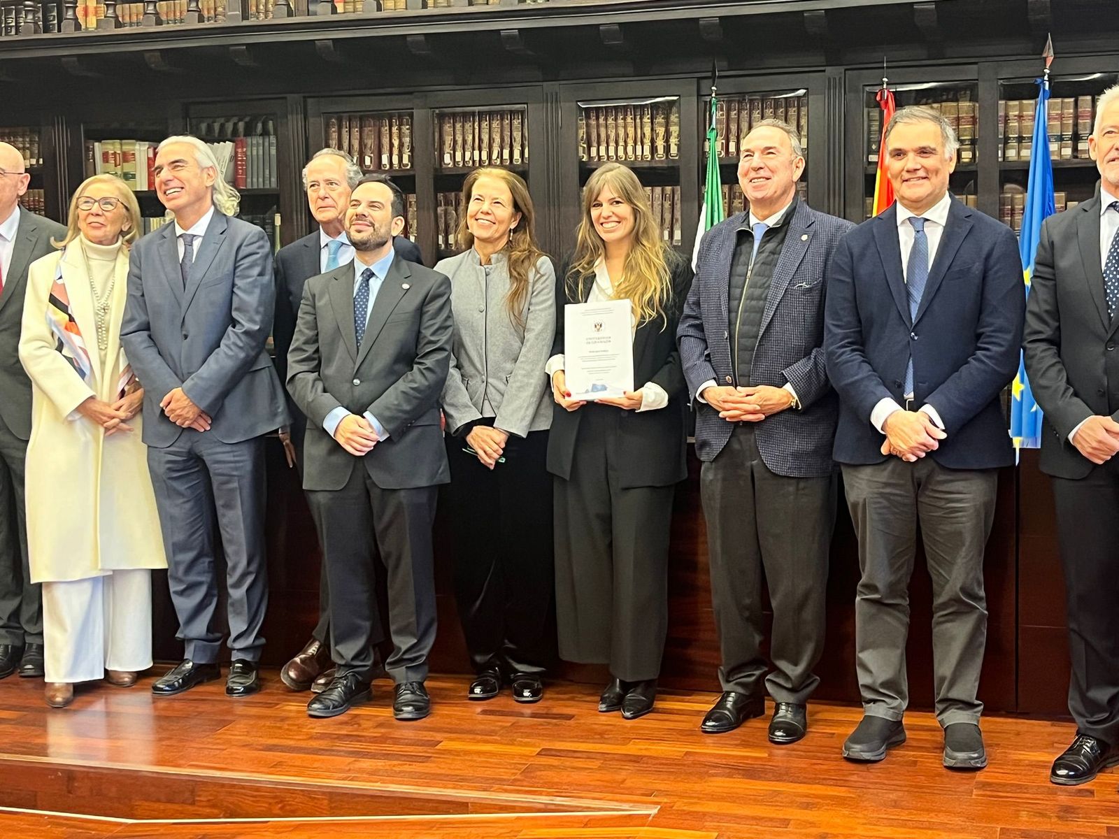 Reyes Santa Olalla, en el centro, tras la defensa de su tesis.