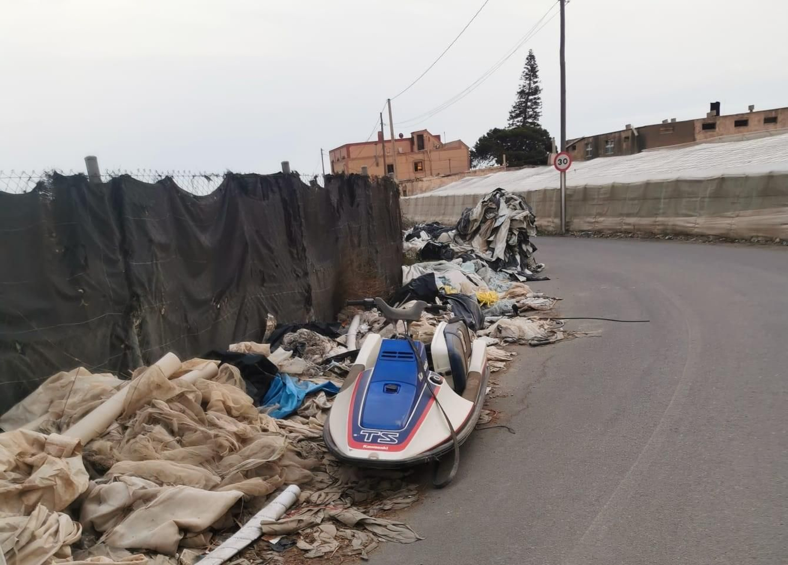 La moto acuática abandonada entre invernaderos.