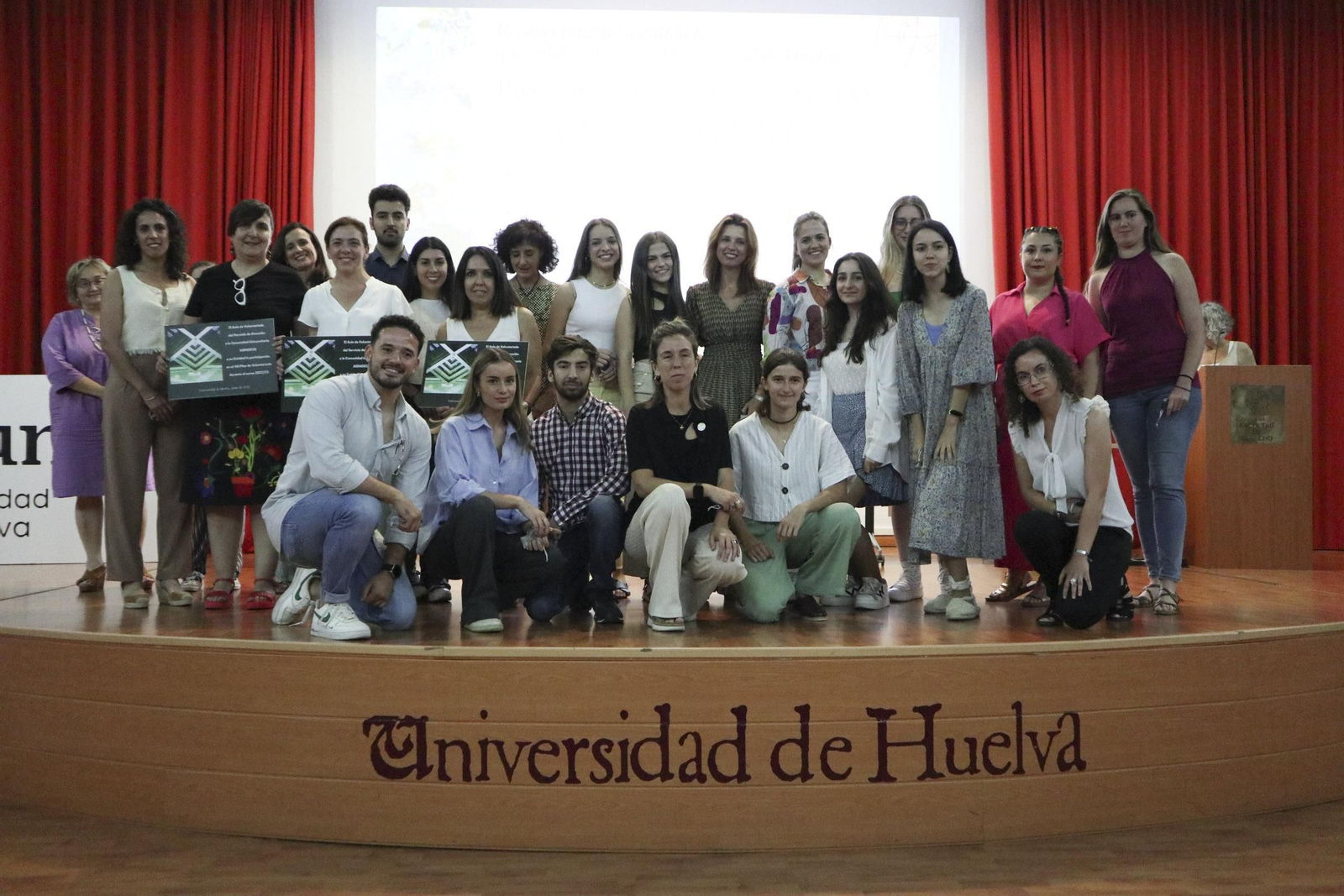 La rectora de la Universidad de Huelva, participa en el acto de la UHU en el que se distiguirá a los estudiantes que han destacado