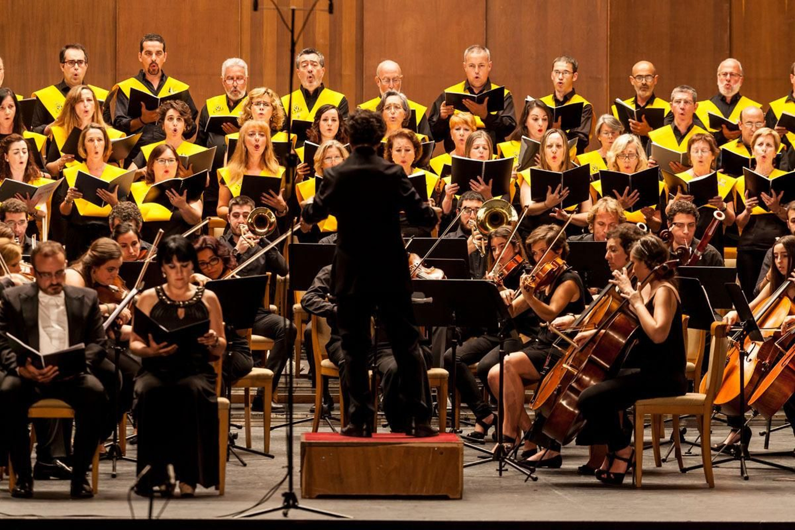 Juan Manuel Pérez Madueño dirige en un concierto la Coral de la Universidad y la Orquesta Álvarez Beigbeder.