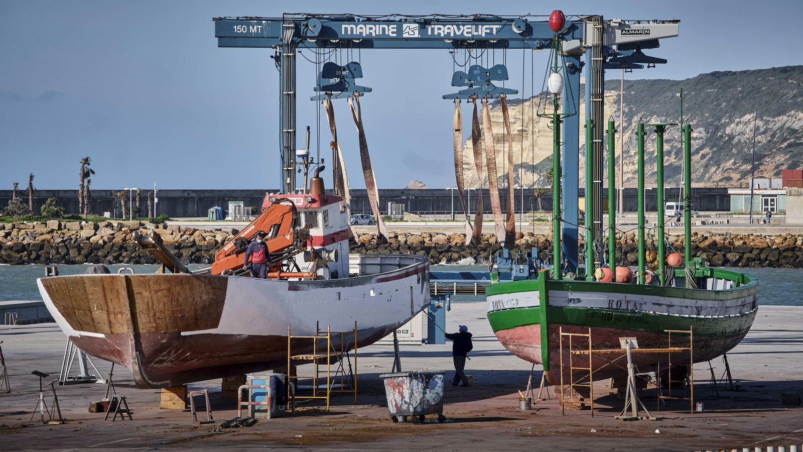 A la derecha, la ‘sacá’, con más de un siglo, puesta ya a punto para otra campaña.