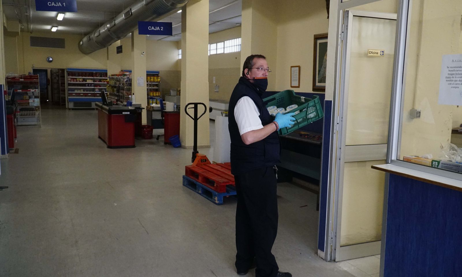 Coronavirus en Sevilla: Visita al economato social de las hermandades en el casco antiguo