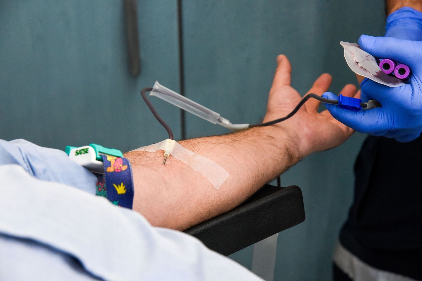 Una persona durante una donación de sangre en el centro de trasnfusión de Sevilla.