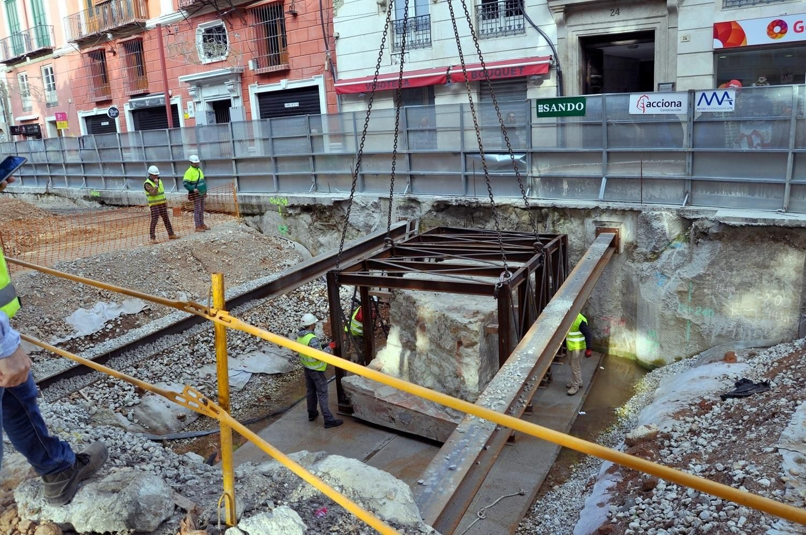 Trabajos de recolocación del muro este del fuerte de San Lorenzo.
