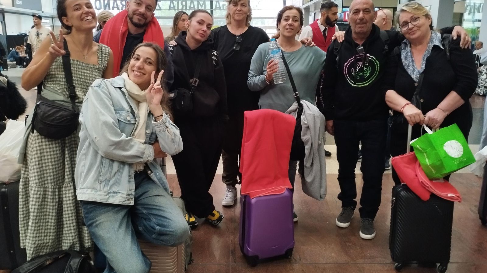Grupo de viajeros que pernoctaron en Vialia tras ganar el campeonato de baile en Fuengirola.