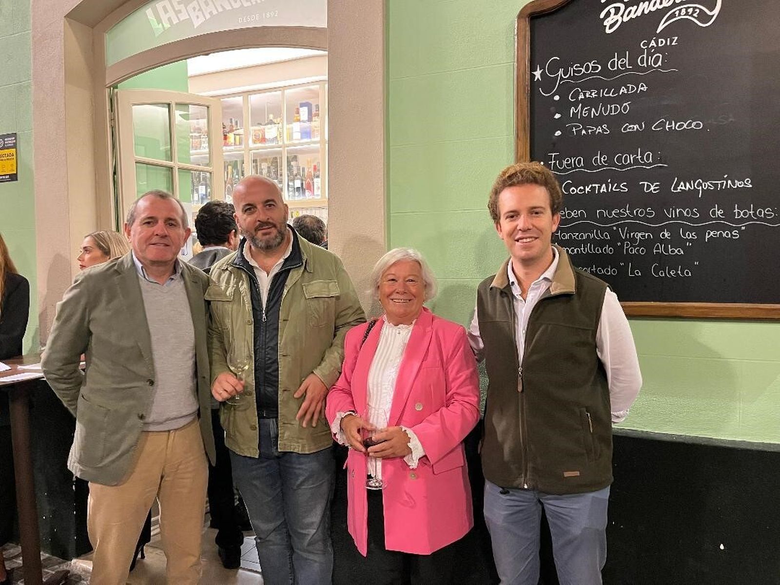 Paco Tinoco, Pablo Durio, Julia Román y Jaime Cano, disfrutando del cóctel.