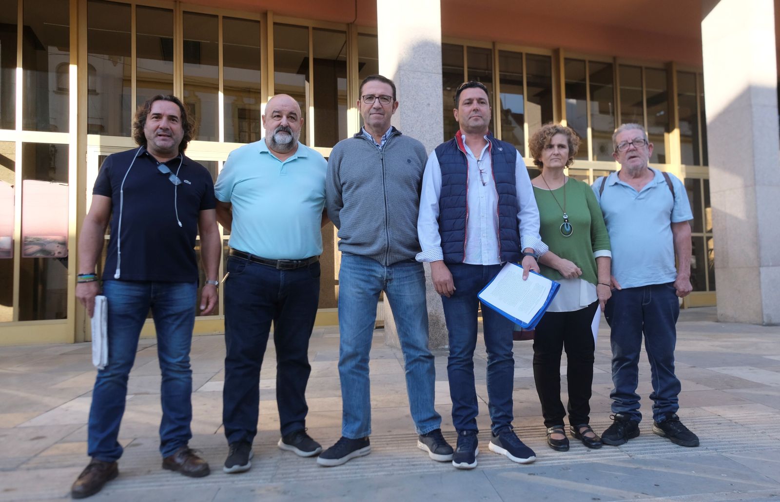 Luis Fabero, acompañado por Antonio Torcuato y otros artesanos, en la puerta del Ayuntamiento.
