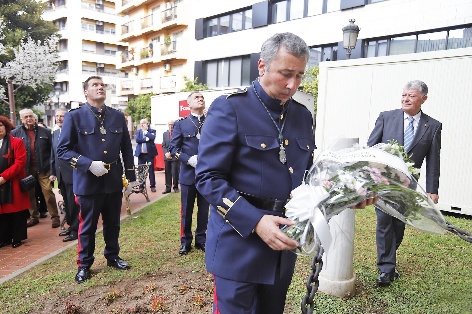Imágenes de la Ofrenda de flores y rezo ante el monumento a la Inmaculada en Huelva