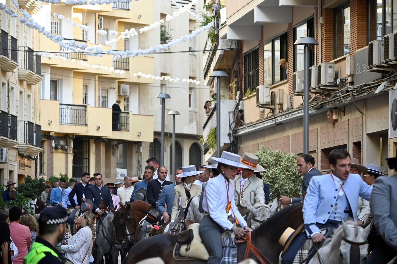 Imágenes de los peregrinos de la Hermandad de Emigrantes en su salida por las calles de Huelva