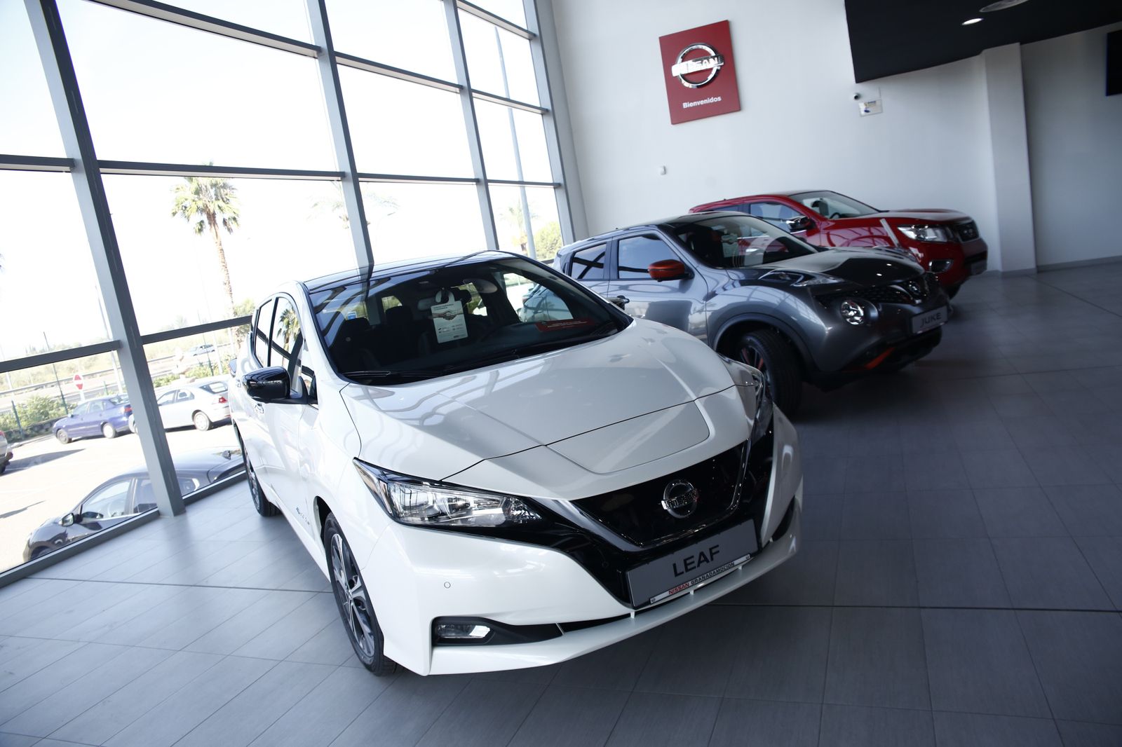 Vehículos expuestos en un concesionario para su venta al público.