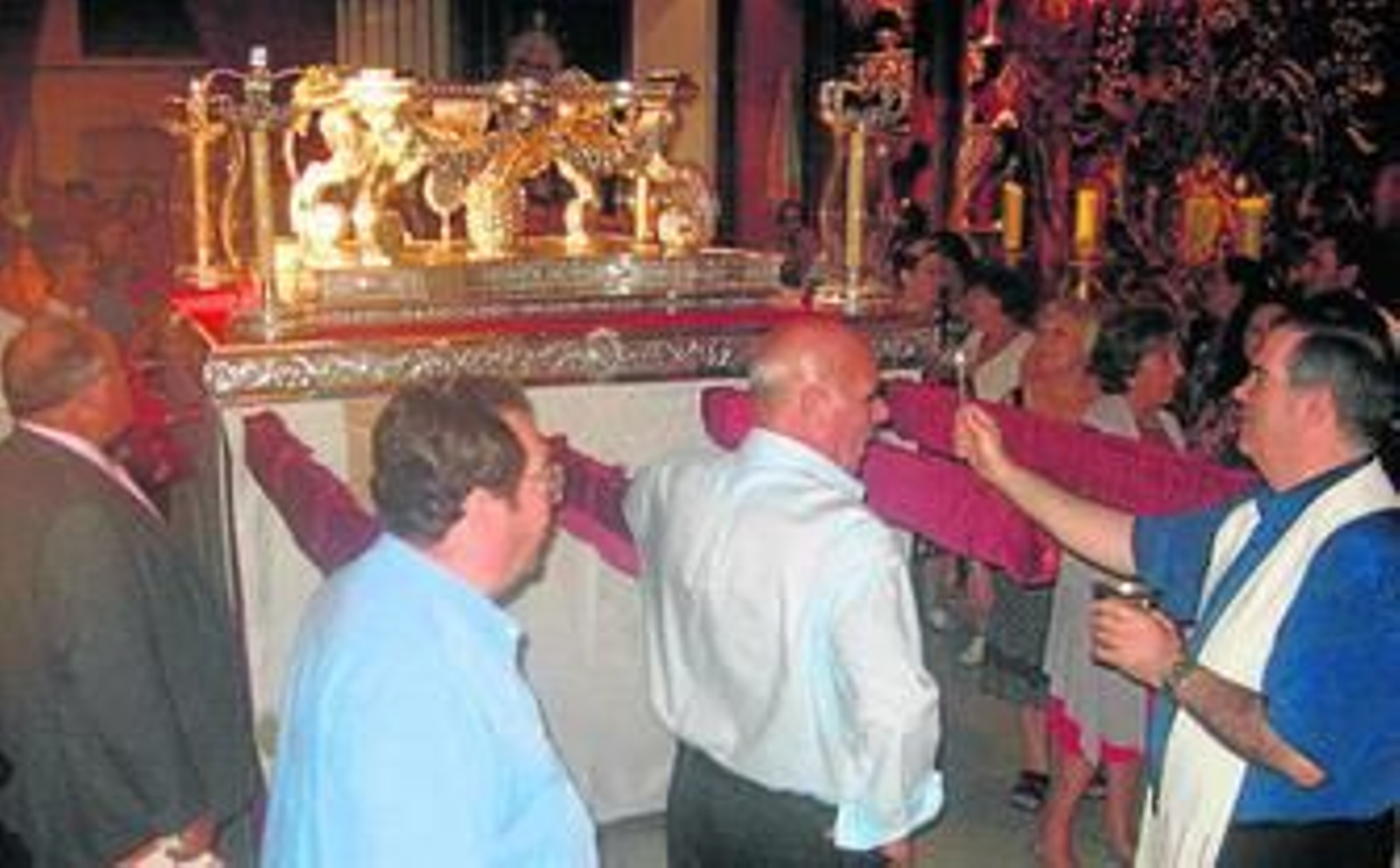 El párroco bendice la nueva peana de la Virgen de la Bella.