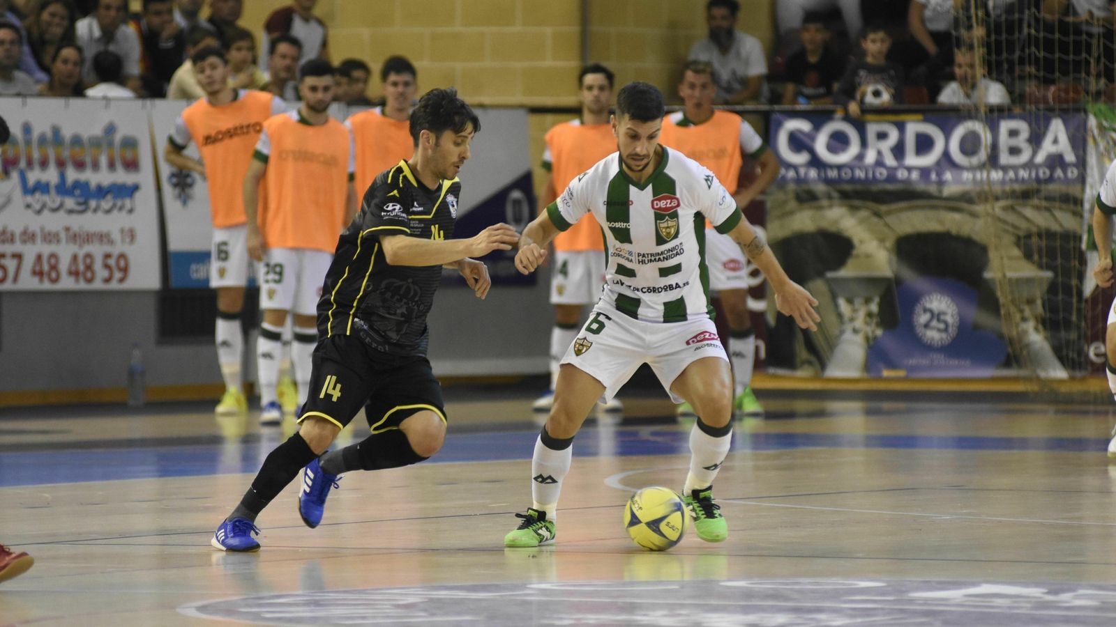 Lolo Jarque controla el balón ante la presión de Miguel Muñoz.