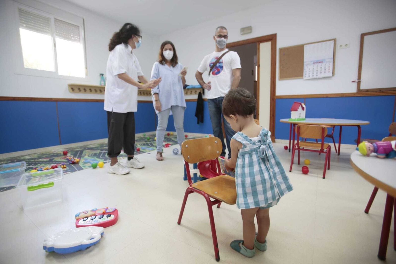 Una pequeña en un aula de la escuela Pekes en la mañana de este miércoles.