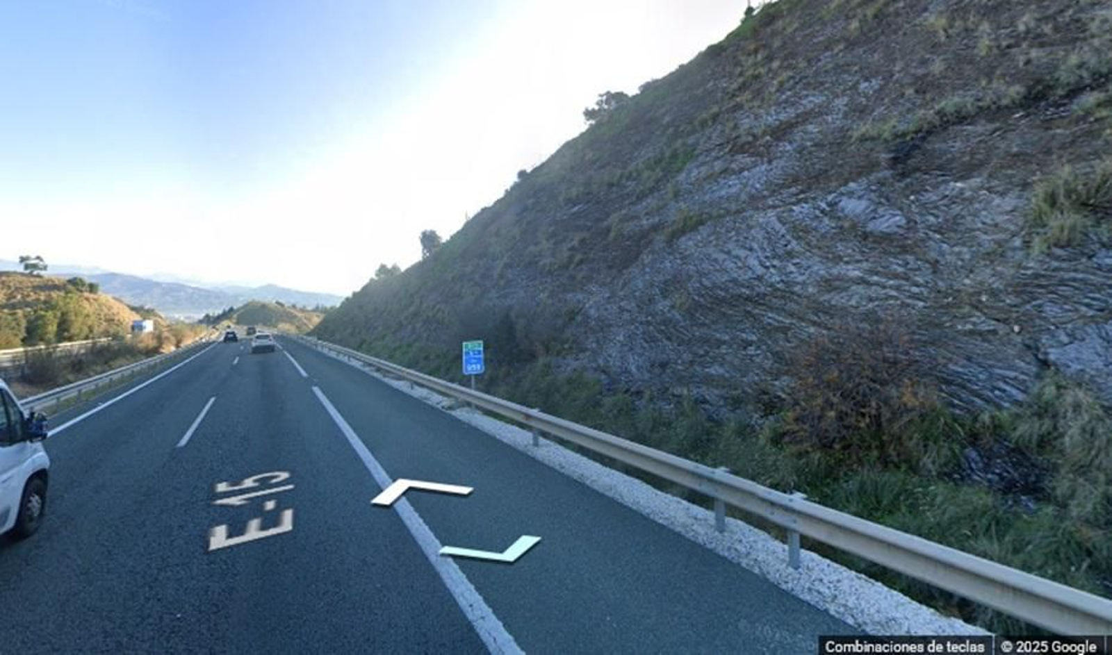 Zona de la autovía A-7 en Vélez-Málaga donde ha tenido lugar el accidente con cuatro heridos.
