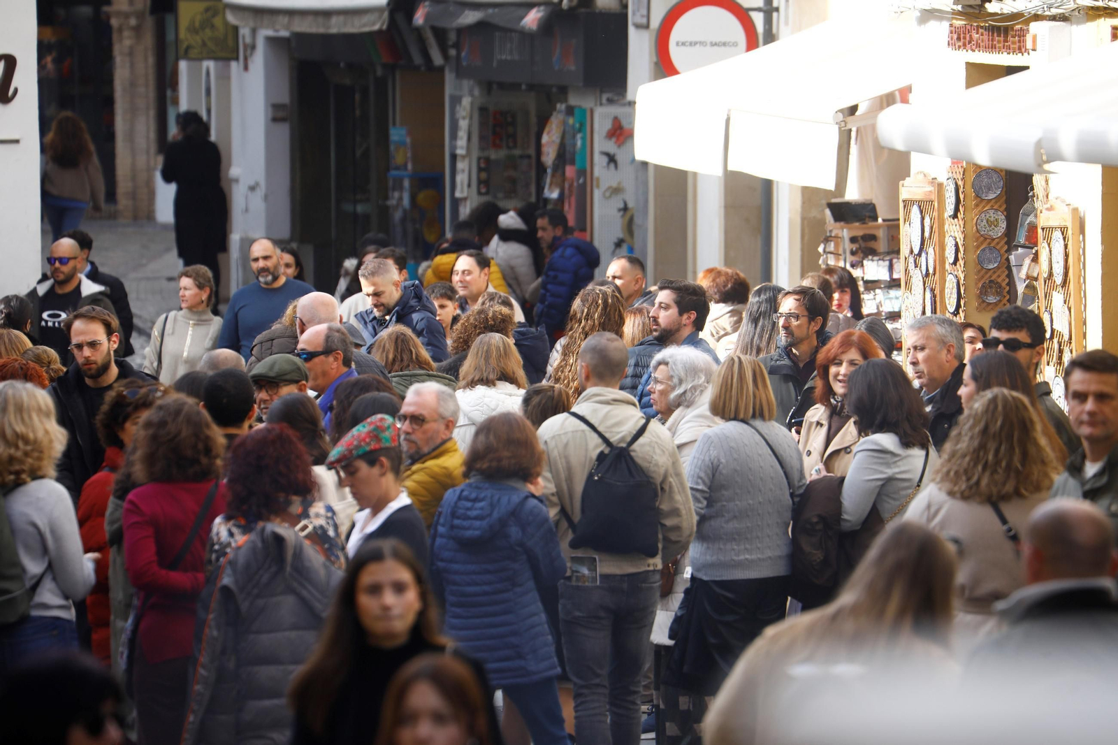 Los turistas 'toman' Córdoba en el puente de la Constitución