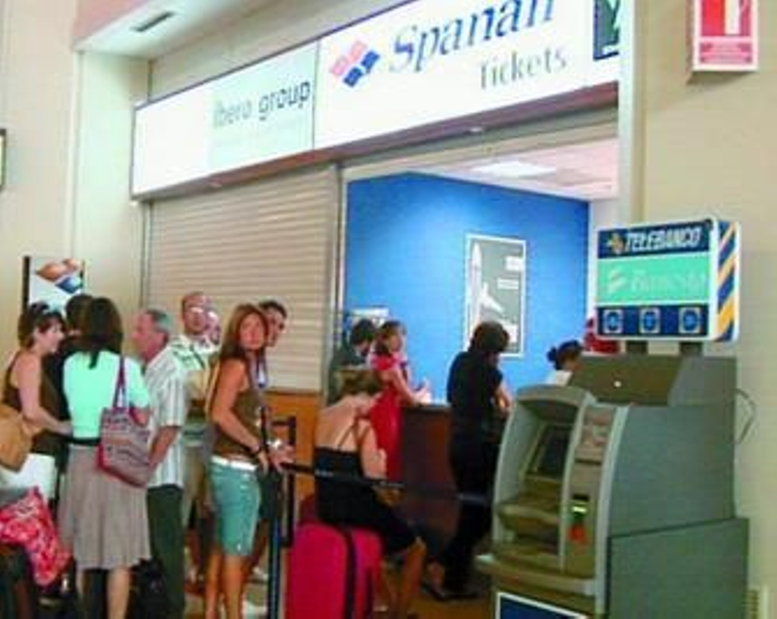 Pasajeros del vuelo que tuvo que aterrizar en Málaga, ayer.