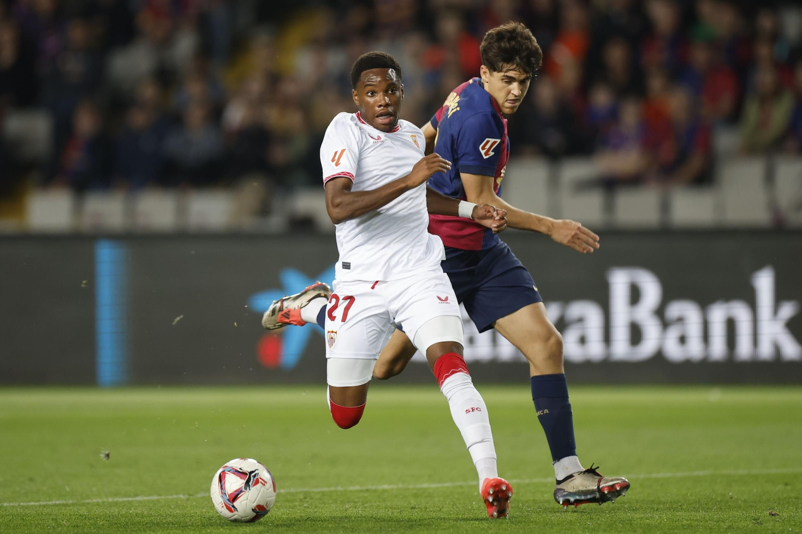 Idumbo se escapa de Cubarsí en la jugada del gol sevillista.