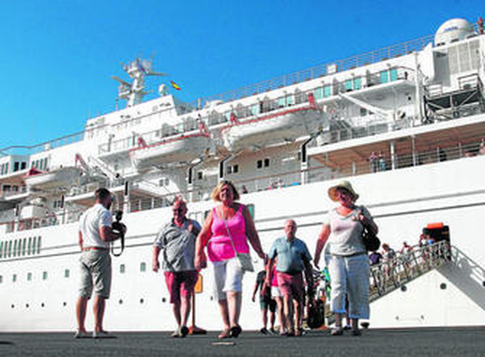 El crucero 'Thomson Spirit' a su llegada al Puerto Sur onubense.