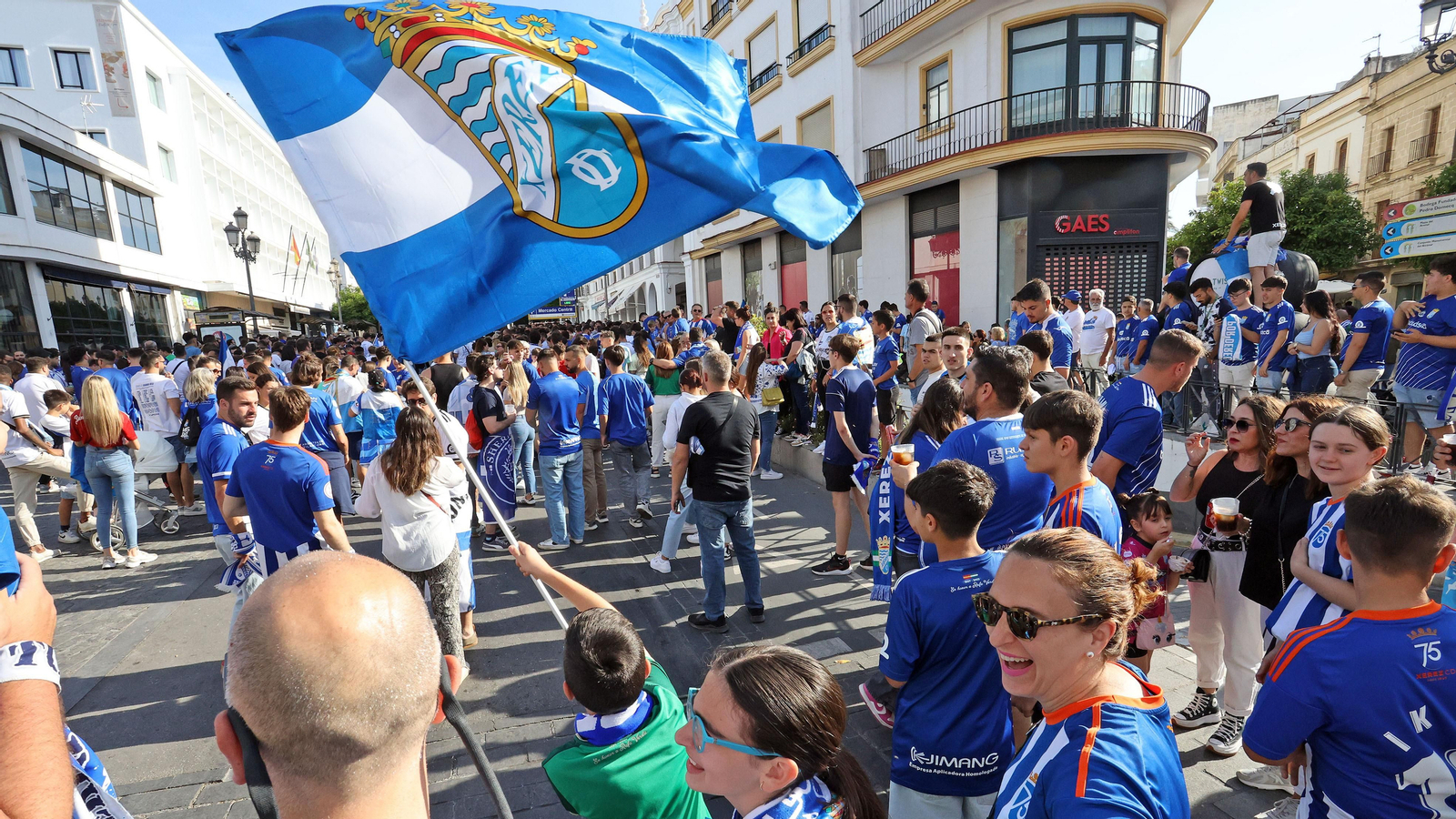 Baño de masas del Xerez CD en Jerez por su ascenso