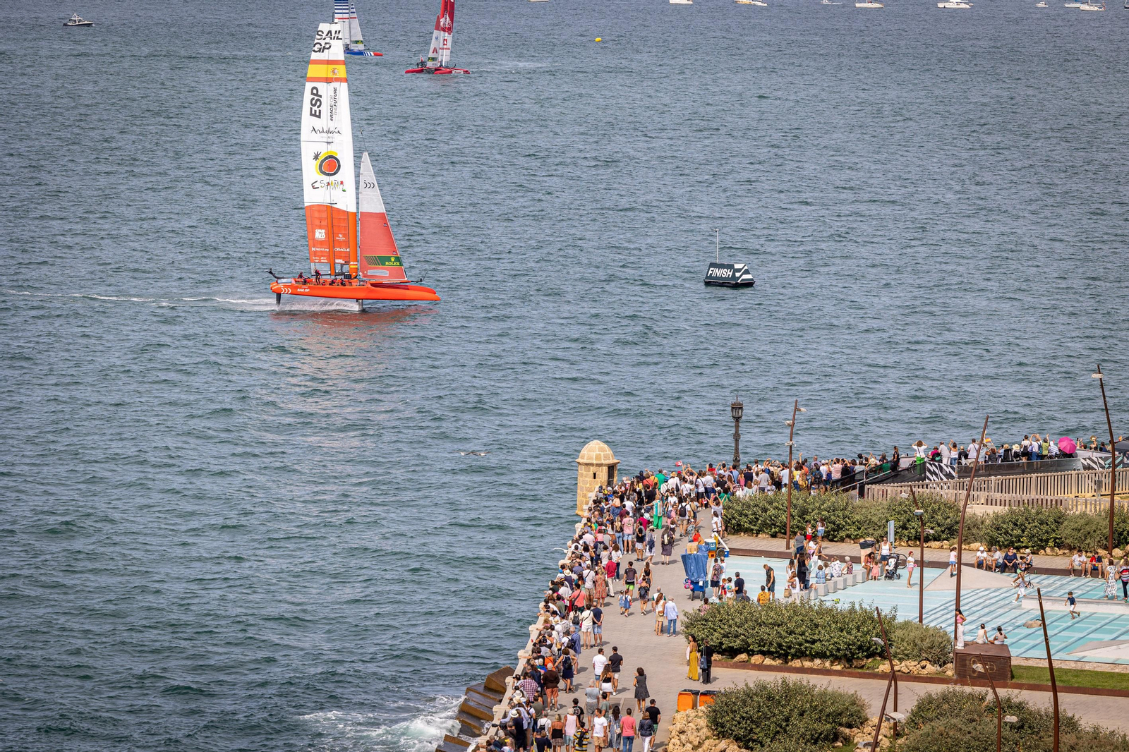 Búscate en SailGP Cádiz: La ciudad disfruta del ambiente del domingo con las actividades, las carreras y los bares