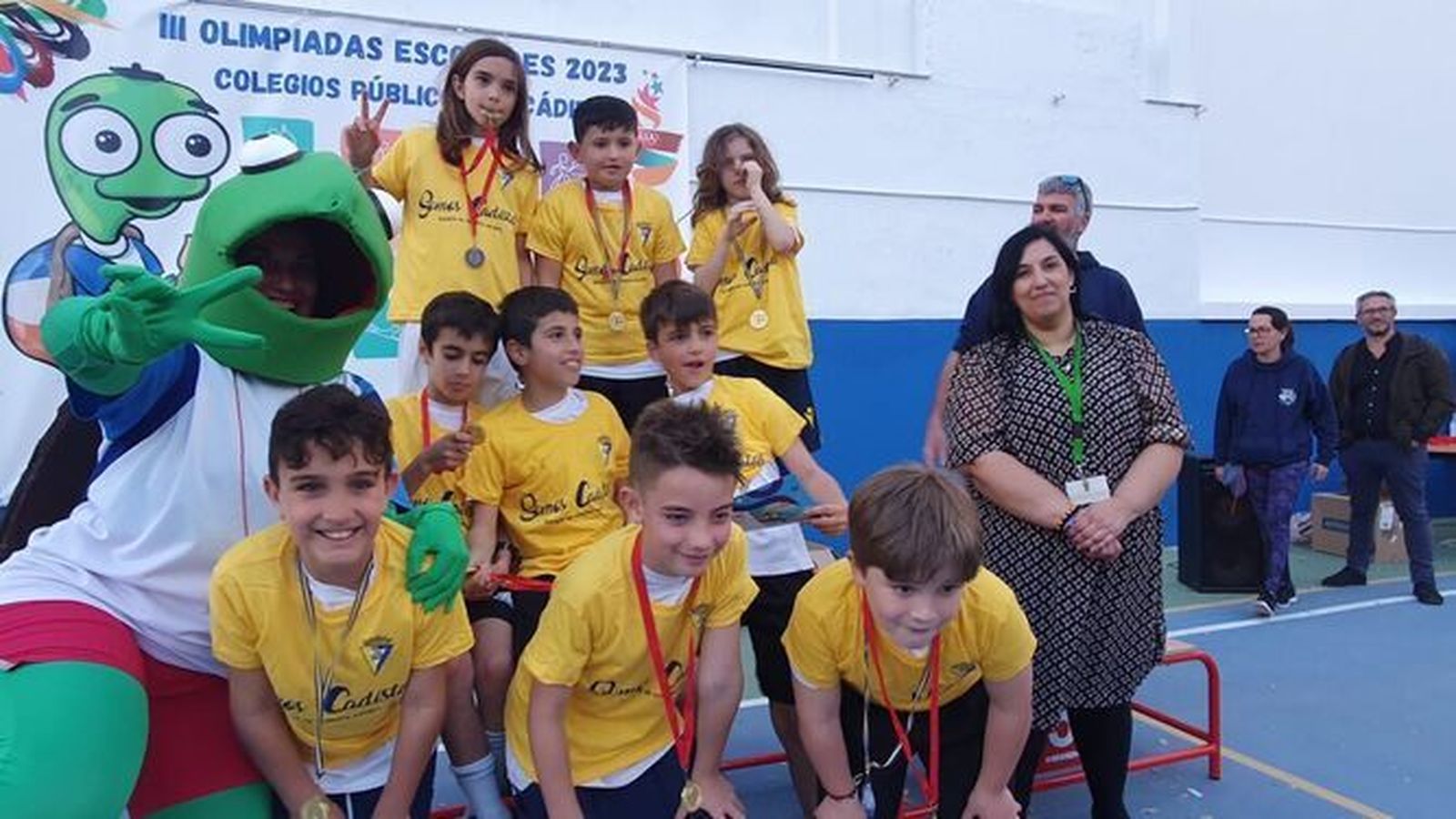 Alumnos del CEIP San Felipe recogiendo su medalla de oro en fúbol en las pasadas olimpiadas escolares