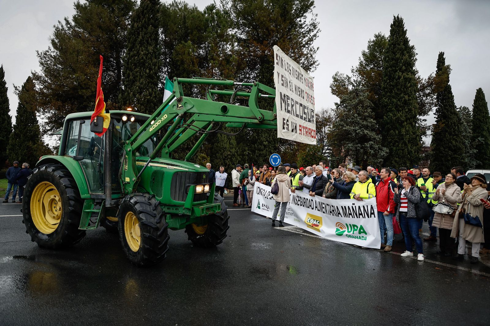 Las mejores imágenes de la tractorada que ha paralizado Granada bajo la lluvia
