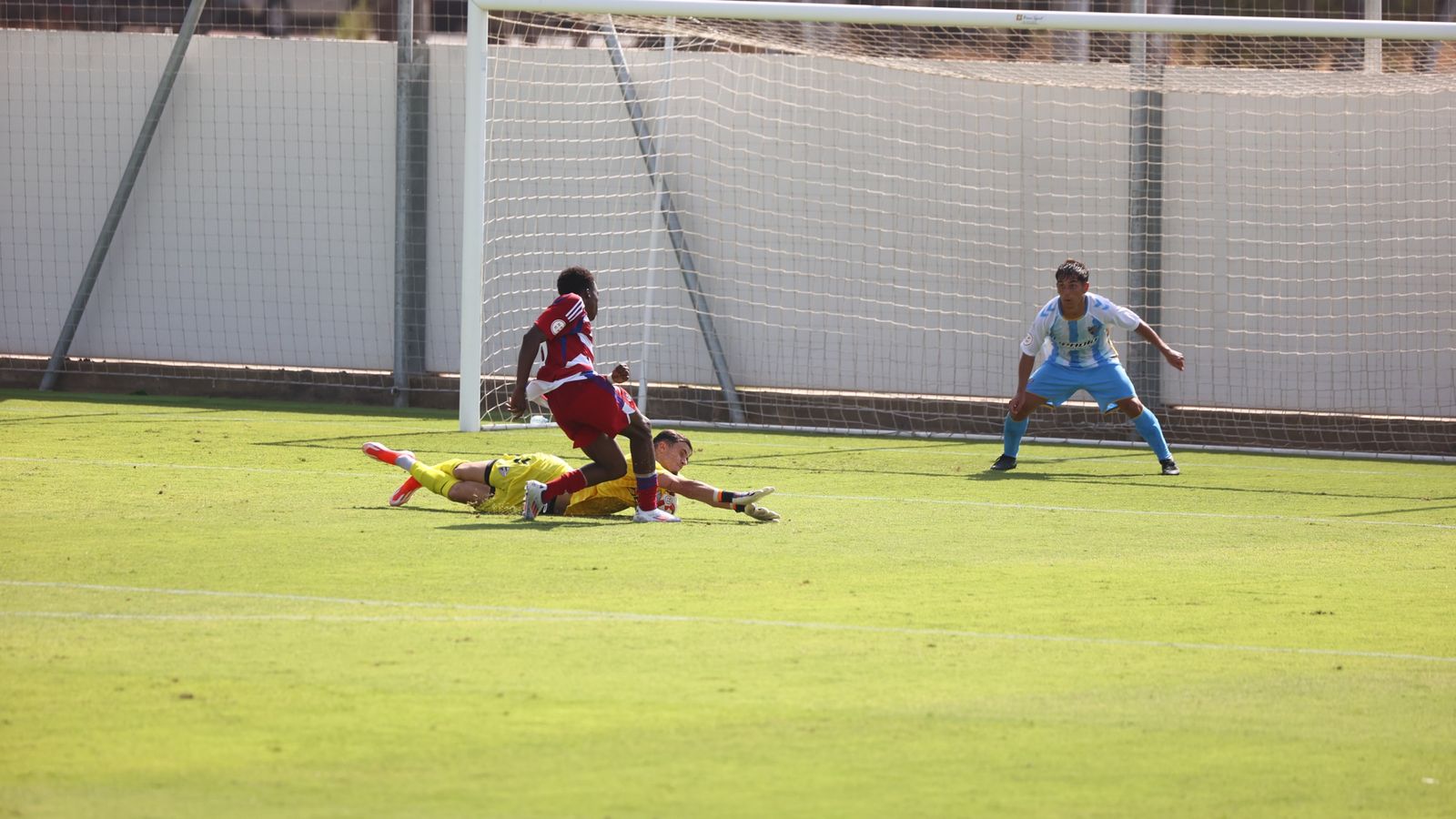 Las fotos del histórico primer partido oficial en La Academia del Málaga CF