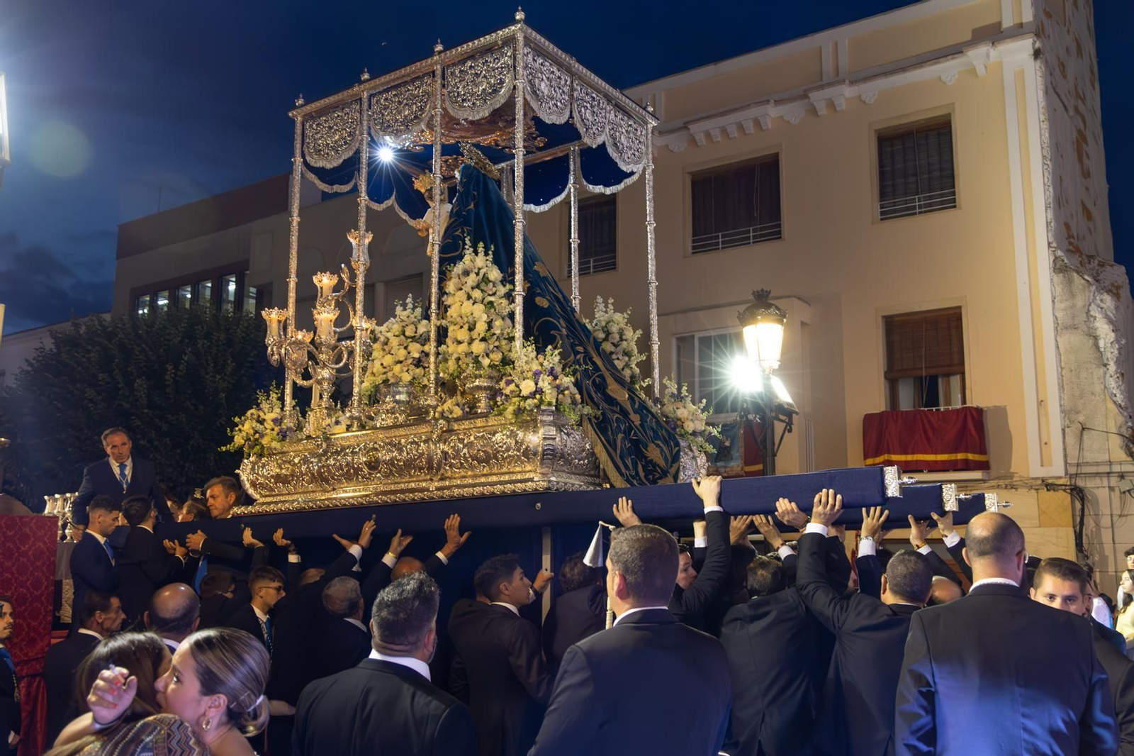Santa Ana, patrona de Torredelcampo, recibe el bastón de mando como Alcaldesa Perpetua.