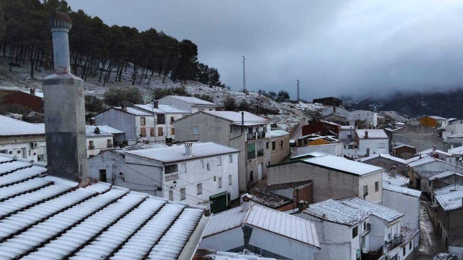 La nieve deja una preciosa estampa blanca en Jaén