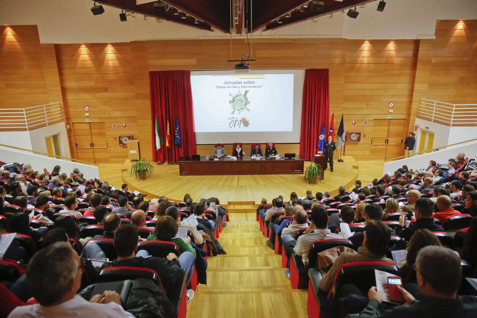 Policías y estudiantes atienden a los ponentes durante la jornada que se celebró ayer y que continúa hoy.