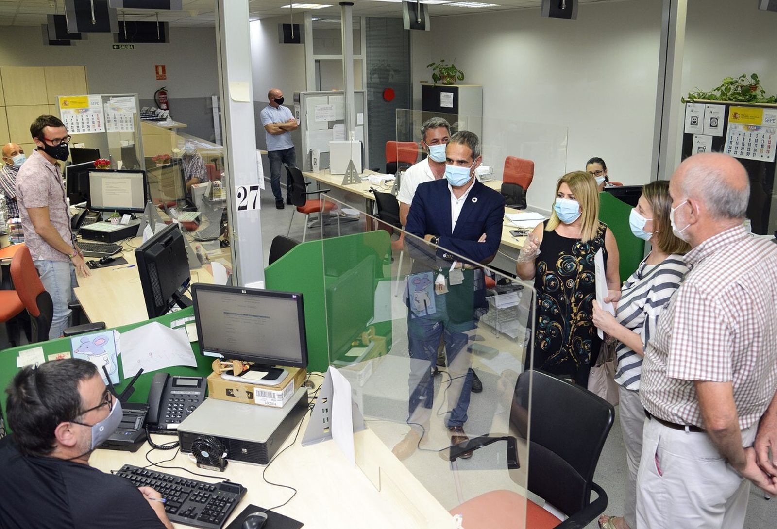 La alcaldesa, Mamen Sánchez, con el subdelegado del Gobierno, José Pacheco, y la directora provincial del Servicio Público Estatal de Empleo (SEPE), María Ángeles Álvarez, en la oficina del SEPE en Madre de Dios..