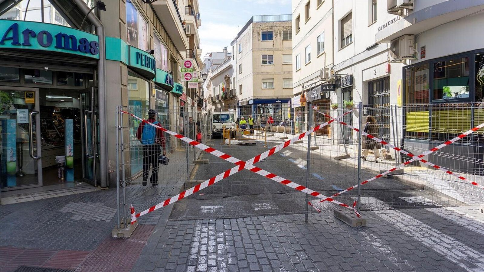La calle Zaragoza cortada ayer al tráfico.