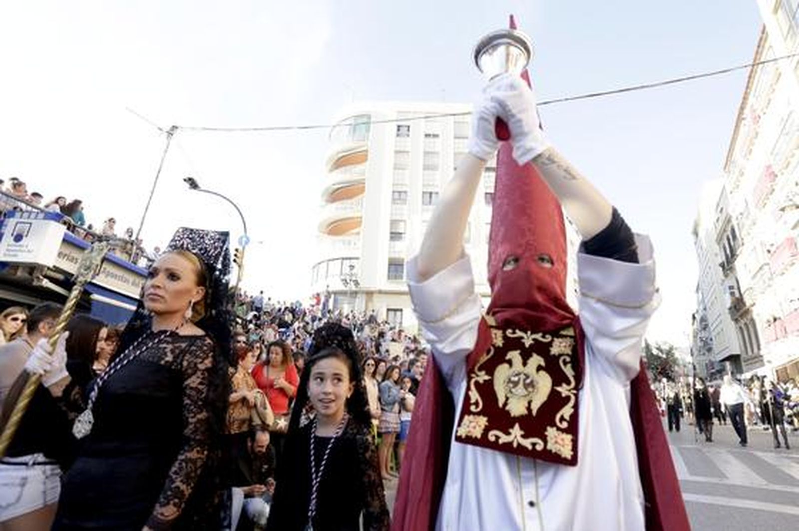 Nazareno de la Virgen de la Salud ataviado con túnica blanca con estola y capirote burdeos.

Foto: Marilu Báez / L. M. Gómez Pozo