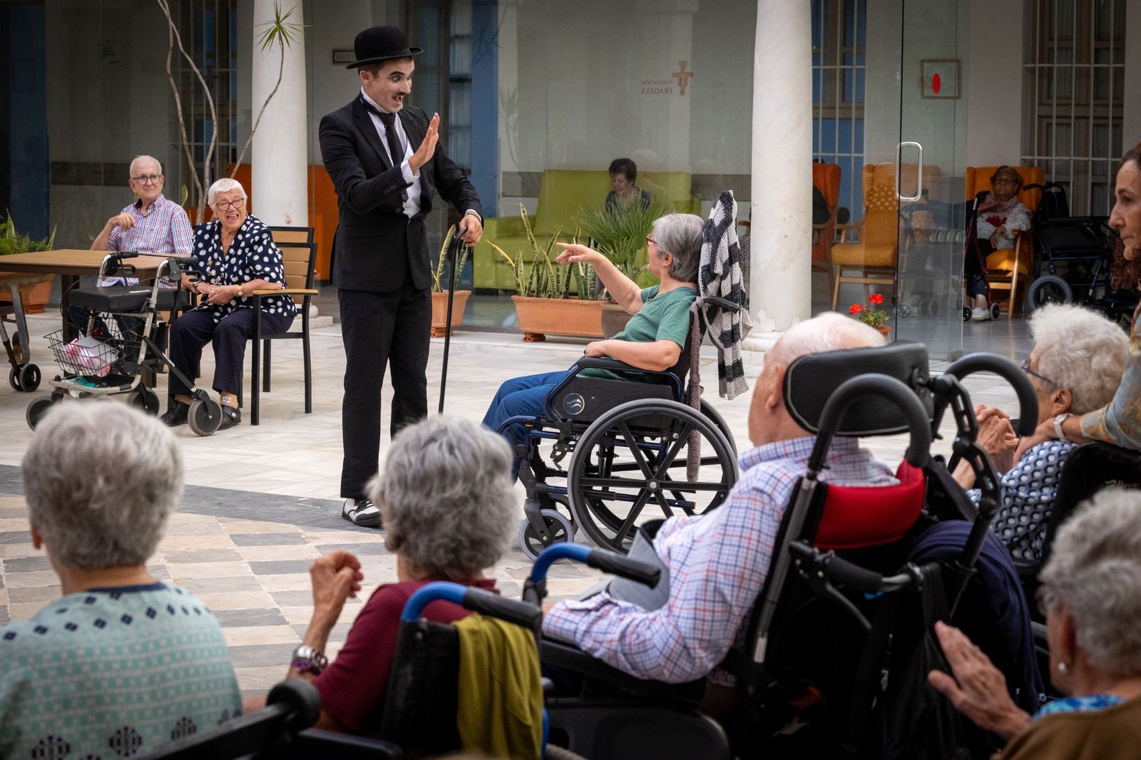 En imágenes, Charlot lleva la magia del cine a la residencia Fragela de Cádiz