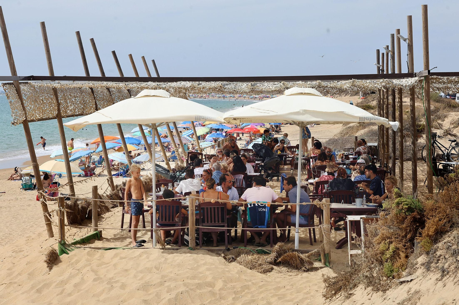 Imágenes del ambiente en las playas de Huelva durante la mañana del domingo