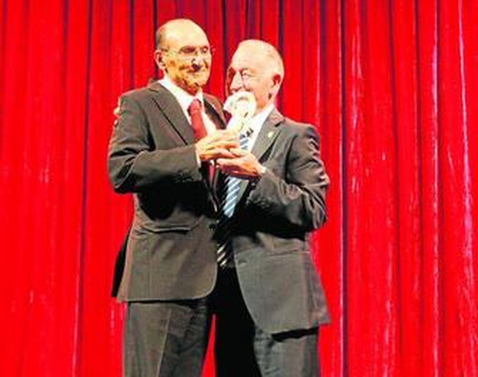 Juan del Águila recogió el premio a toda una vida de la mano del presidente de Diputación, Gabriel Amat.