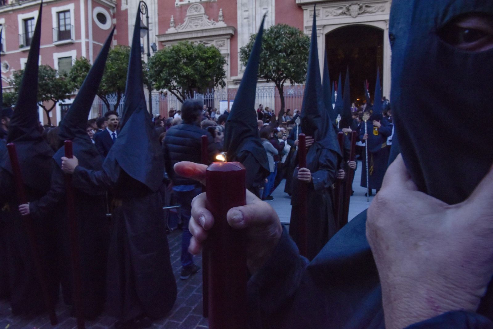 Nazarenos de Pasión por la Plaza del Salvador.