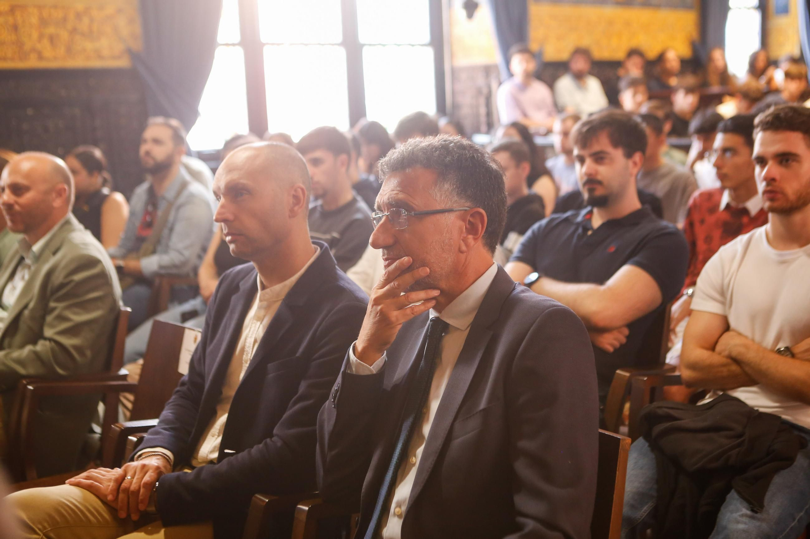Fotos de la mesa redonda sobre economía azul y sostenibilidad, de las Cátedras Telefónica y la UCA