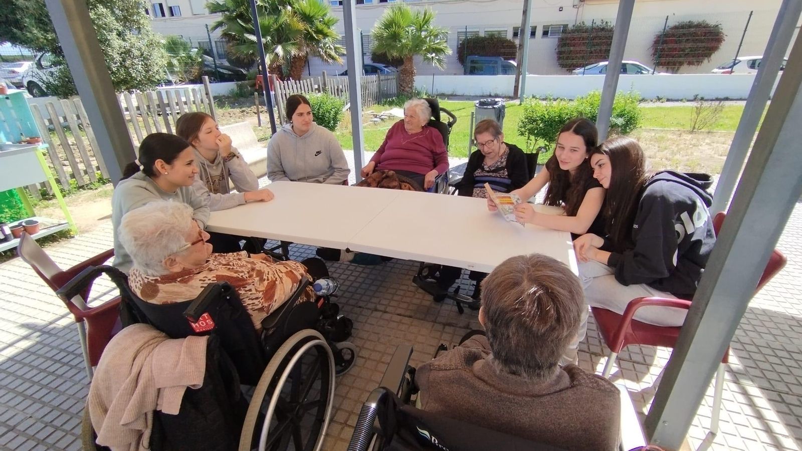 Alumnos del Sancti Petri leen a los usuarios de la residencia de Cruz Roja, una actividad organizada con motivo del Día del Libro