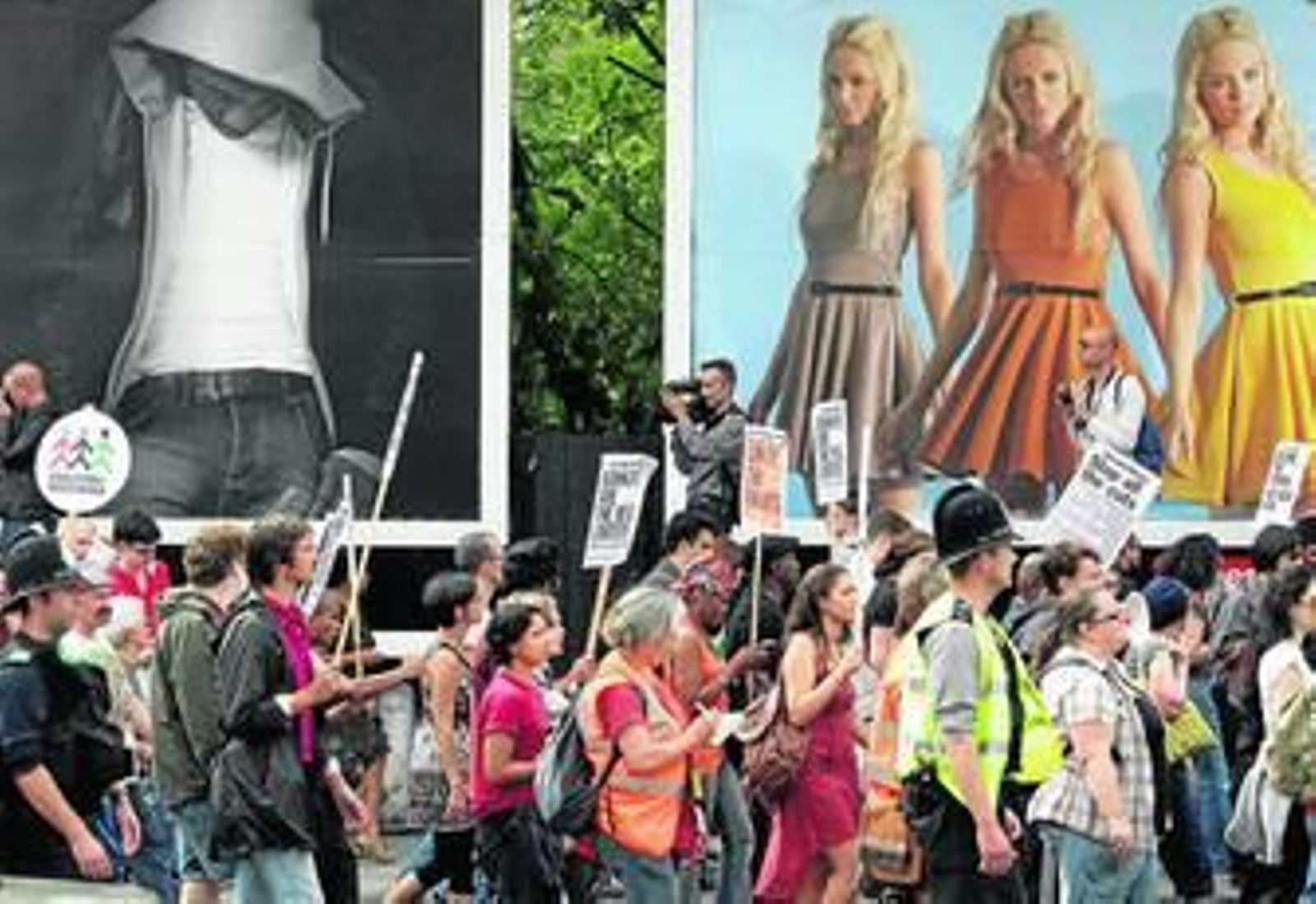 Cientos de personas se manifestaron ayer en Londres para pedir más ayuda estatal para los barrios deprimidos.