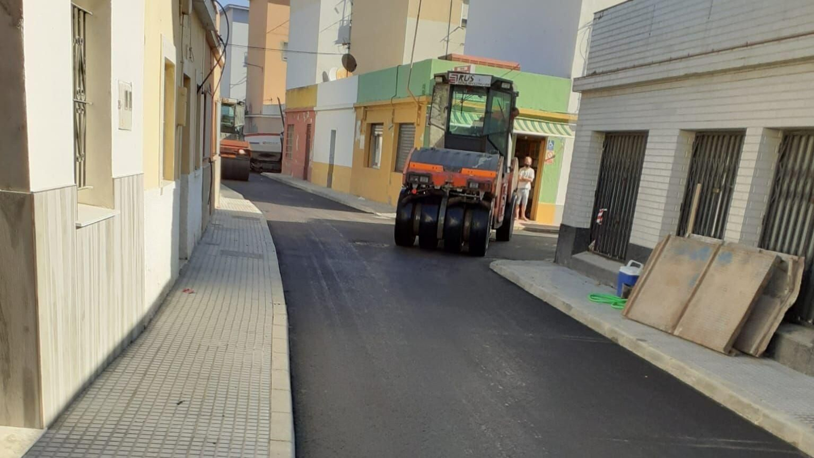 Obras de pavimentación en una calle de La Línea.