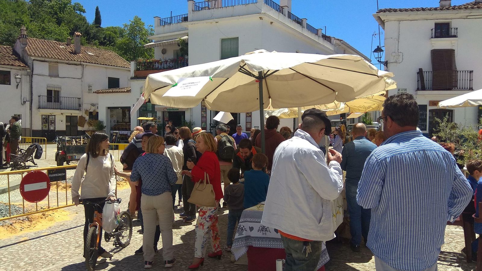 Las calles de Fuenteheridos, llenas de visitantes.