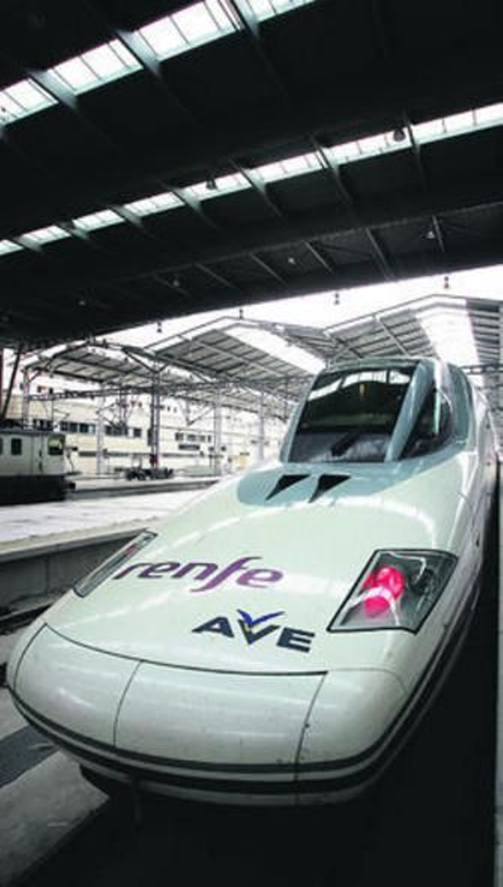 Una de las unidades del AVE en la estación María Zambrano.